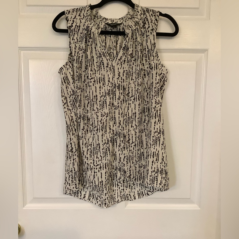 NWOT Vera Wang Black & White Sleeveless V-Neck Top, Size M